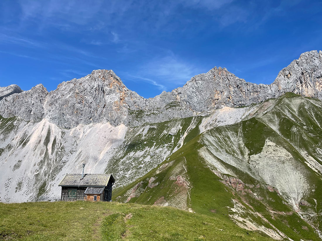 Kleine Jagdhütten inmitten der imposanten Bergwelt in Tirol