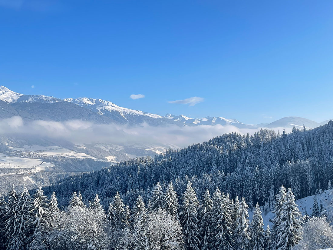 Tiefverschneite Landschaft in Tirol