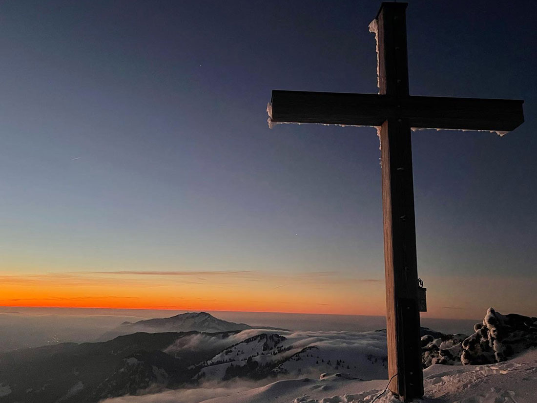 Skitour Wanderung mit Gipfelsieg in der Nähe von Innsbruck mit herrlichem Sonnenuntergang